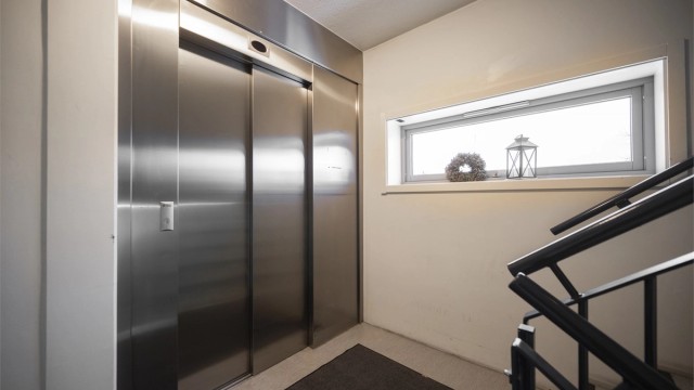 Heisen tar deg opp til 2. etasje. Foto: Martine Eren Jacobsen.