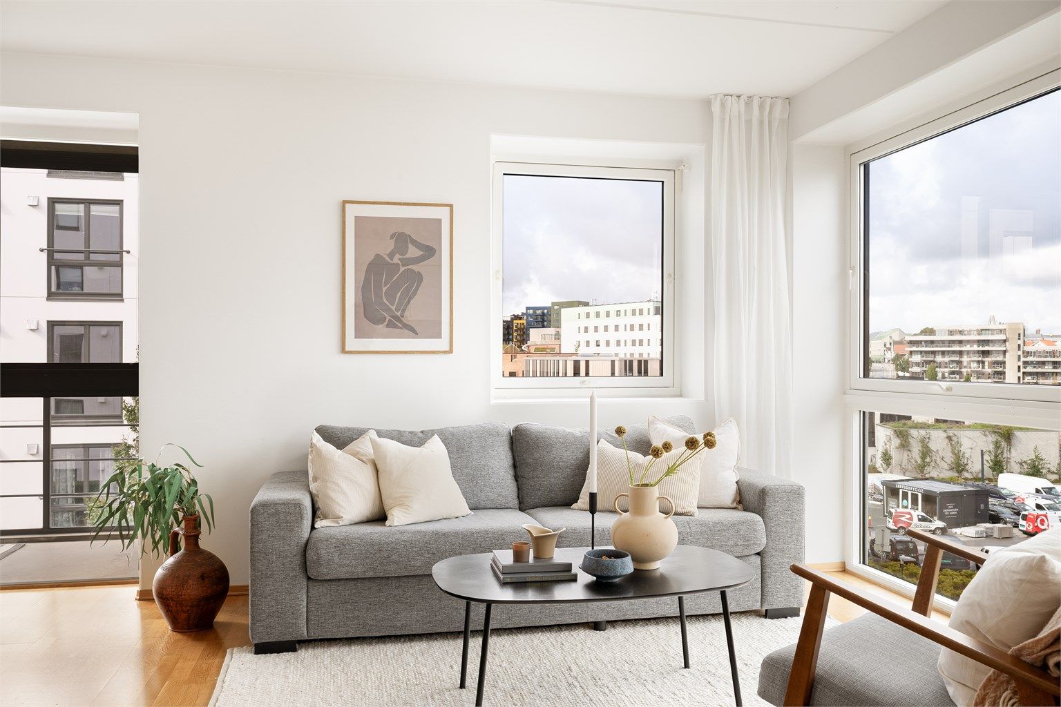 Leiligheten har gode vindusflater som slipper inn mye naturlig lys. Fra leiligheten har man også hyggelig utsyn. 
