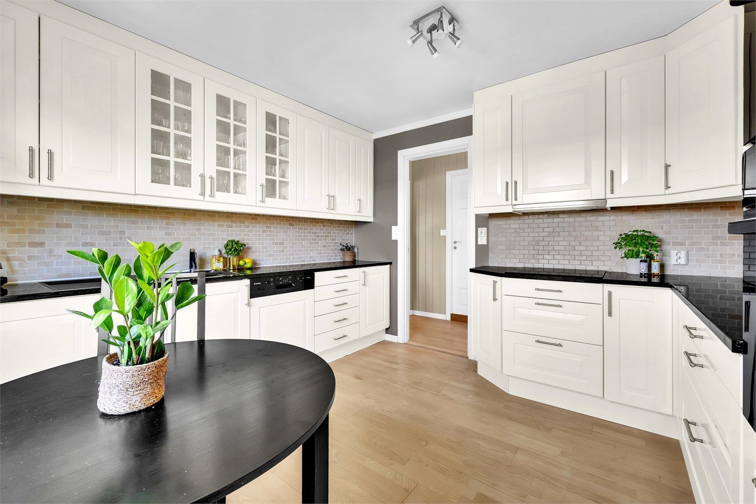 Moderne og stilrent kjøkken med integrerte hvitevarer og gode arbeidsflater