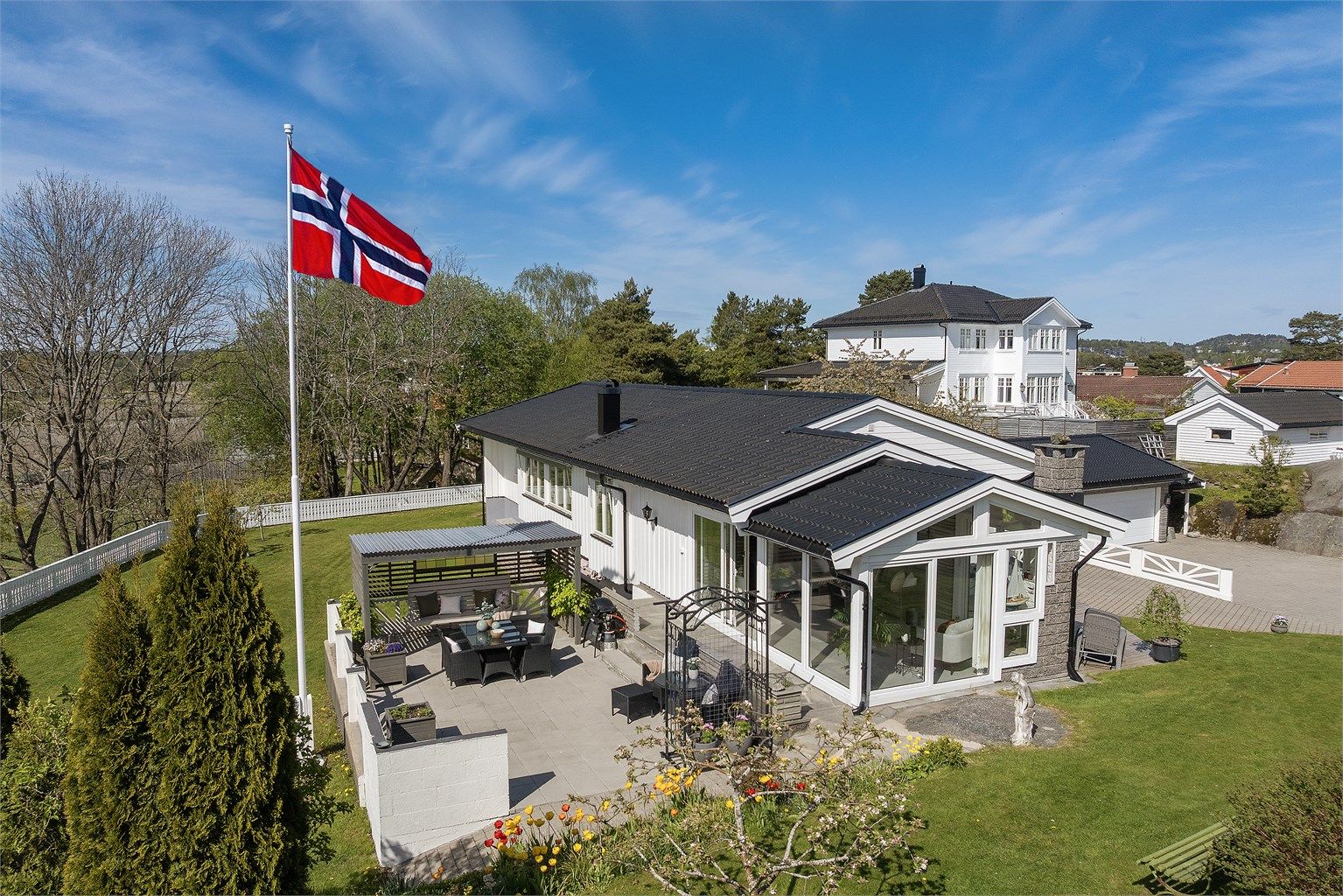 Fasade/hage/terrasse mot vest. Ny robotgressklipper sørger for plenklipp.