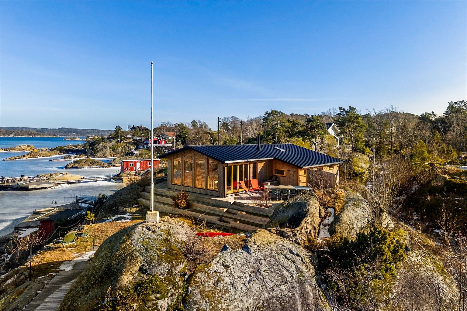  Hytta er skreddersydd til utsikten og nåværende eiers behov.