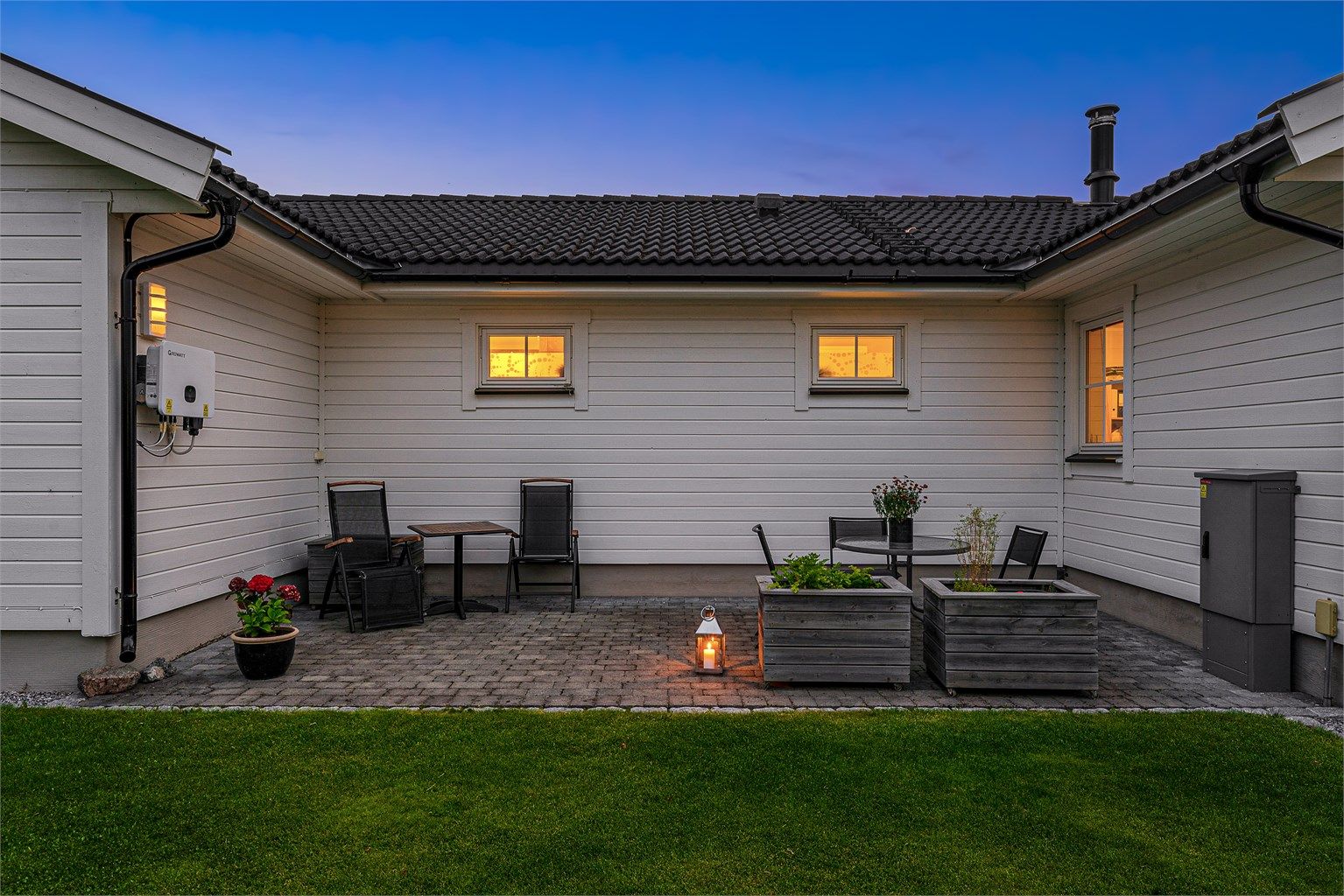Uteområdet ved hagen på kveldstid.