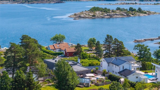 Velkommen til et hjem som kombinerer høy kvalitet med ro og naturkontakt, vakker sjøutsikt og en sjelden hage