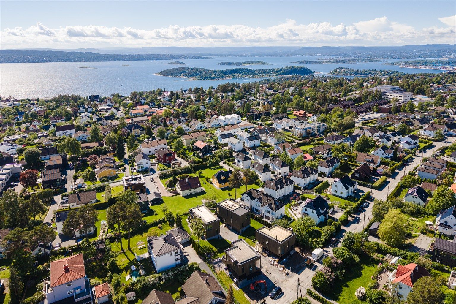 Barnevennlig og flott beliggenhet med kun få minutters gange til Nordseter barne- og ungdomsskole og til fritidstilbud som bl.a. Nordstrand Arena ("Niffen"), samt til kollektivtransport og servicetilbud på Sæter