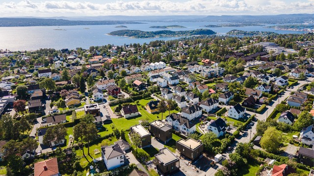 Barnevennlig og flott beliggenhet med kun få minutters gange til Nordseter barne- og ungdomsskole og til fritidstilbud som bl.a. Nordstrand Arena ("Niffen"), samt til kollektivtransport og servicetilbud på Sæter