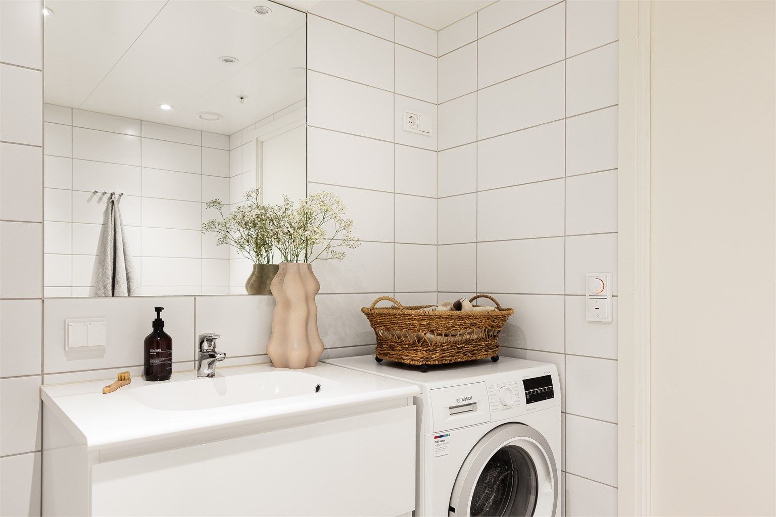 Dusjsonen er praktisk utformet som nisje med innfellbare glassdører, og det er opplegg for vaskemaskin.