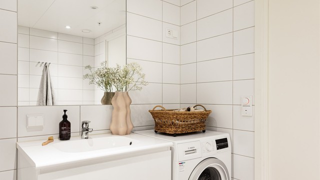 Dusjsonen er praktisk utformet som nisje med innfellbare glassdører, og det er opplegg for vaskemaskin.