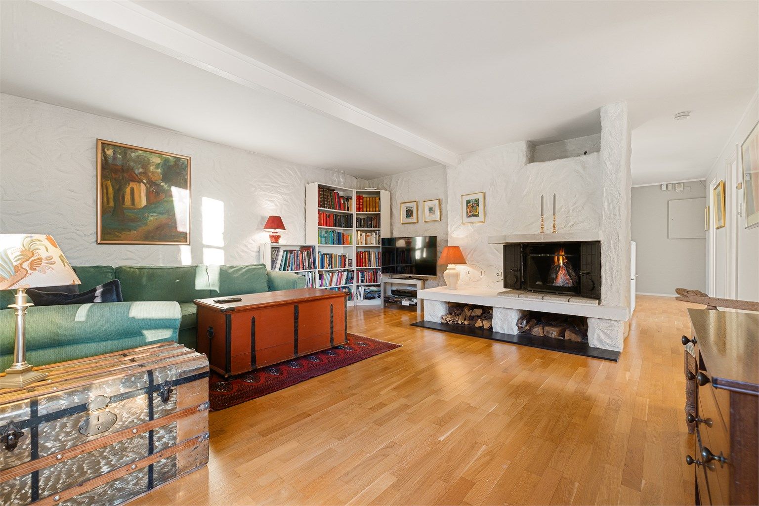 Åpen peis og god romfølelse.