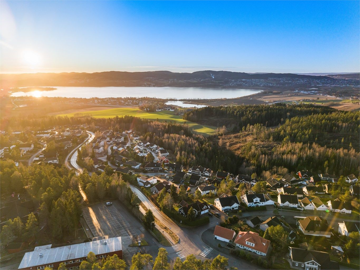 Eiendommen ligger i et attraktivt og barnevennlig boligområde på Garderåsen i Fetsund.