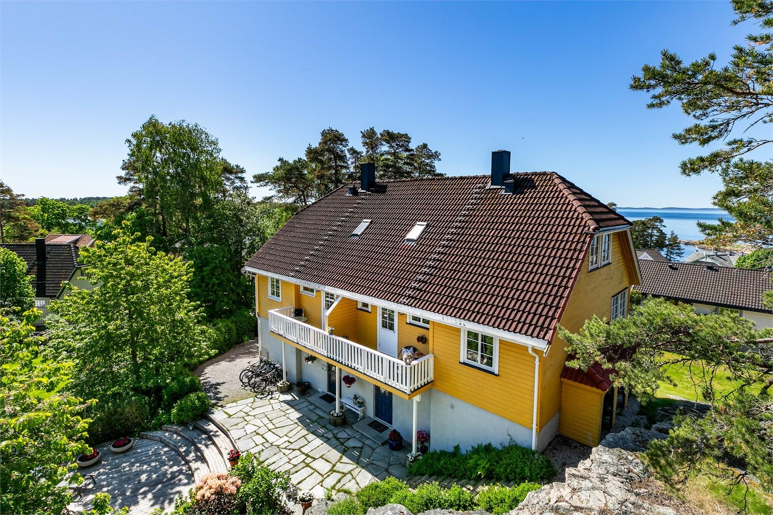 Altanen på den østre, bakre siden er i le om vinden står på fra vest.