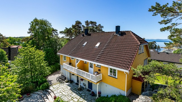 Altanen på den østre, bakre siden er i le om vinden står på fra vest.