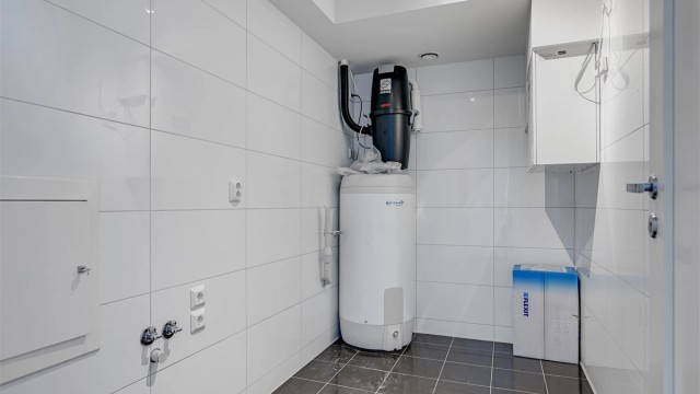 Vaskerom/teknisk rom hvor sentralstøvsuger, varmtvannstank og ventilasjonsanlegg er plassert.