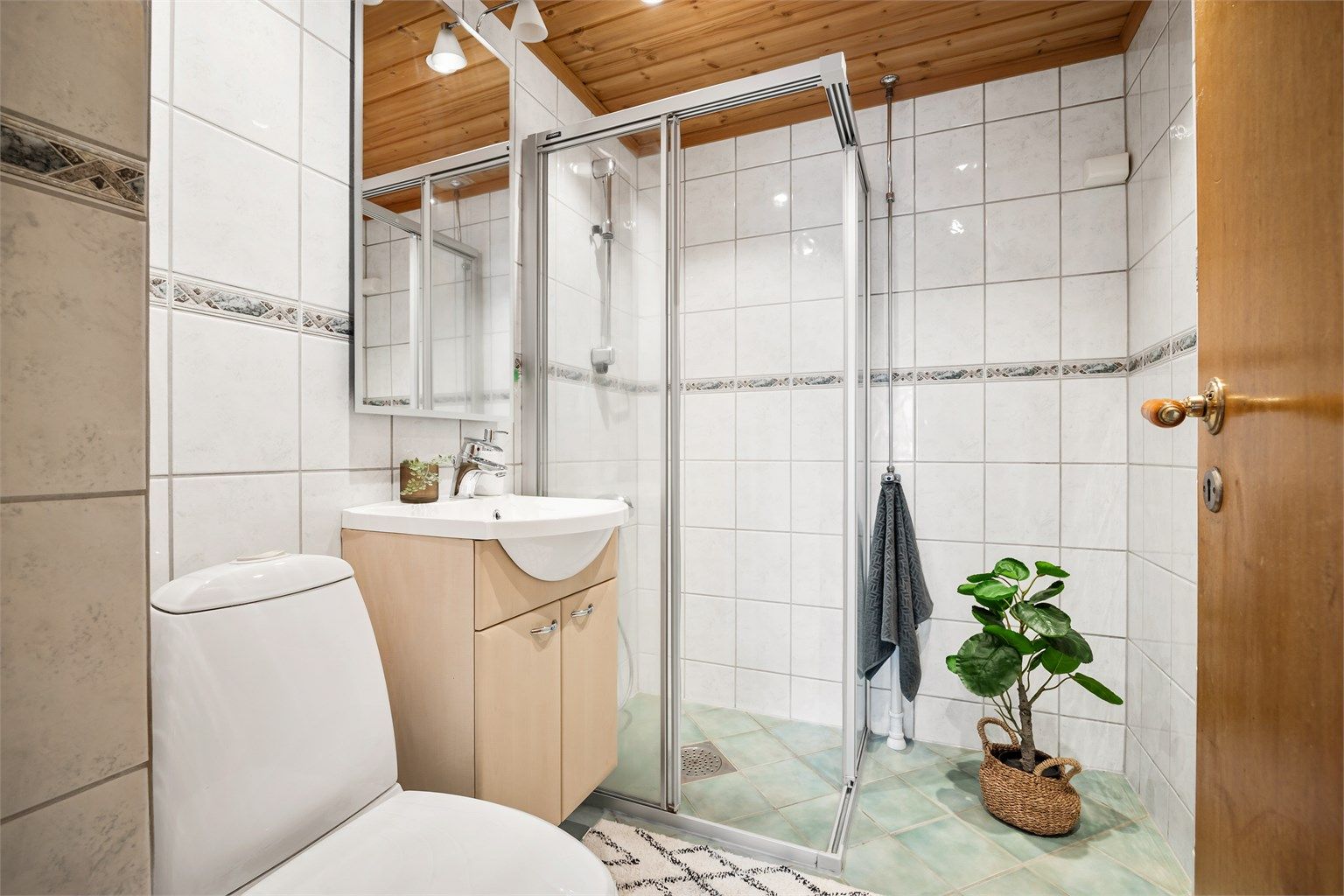 Badet er helfliset og har varmekabler i gulvet for god komfort.