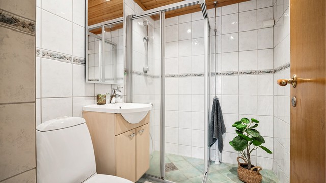Badet er helfliset og har varmekabler i gulvet for god komfort.