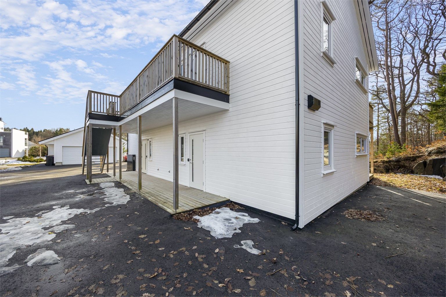 Asfaltert tun og romslig plass til biler/gjester utenfor.