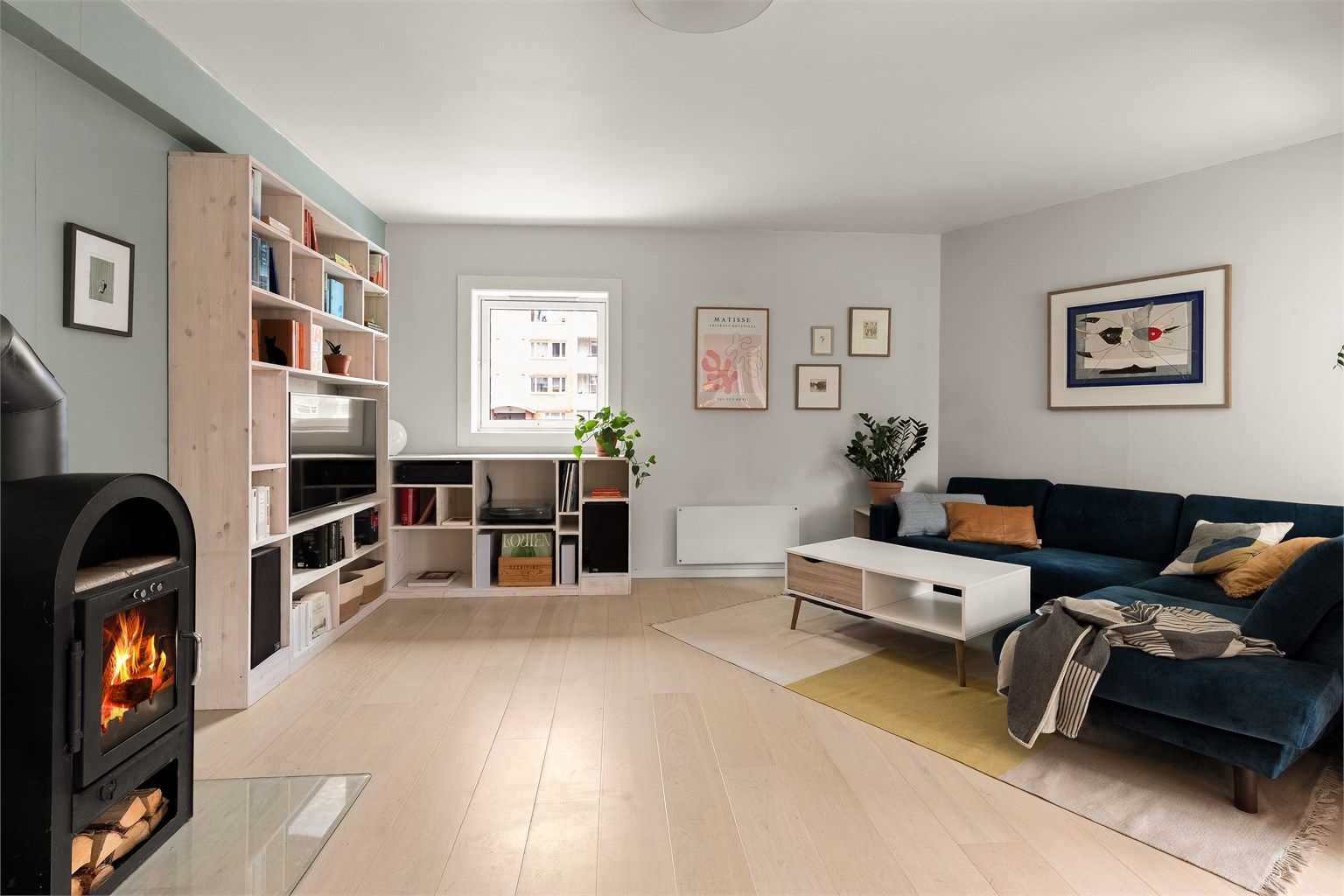 Fra stuen kommer du videre ut til boligens balkong. 