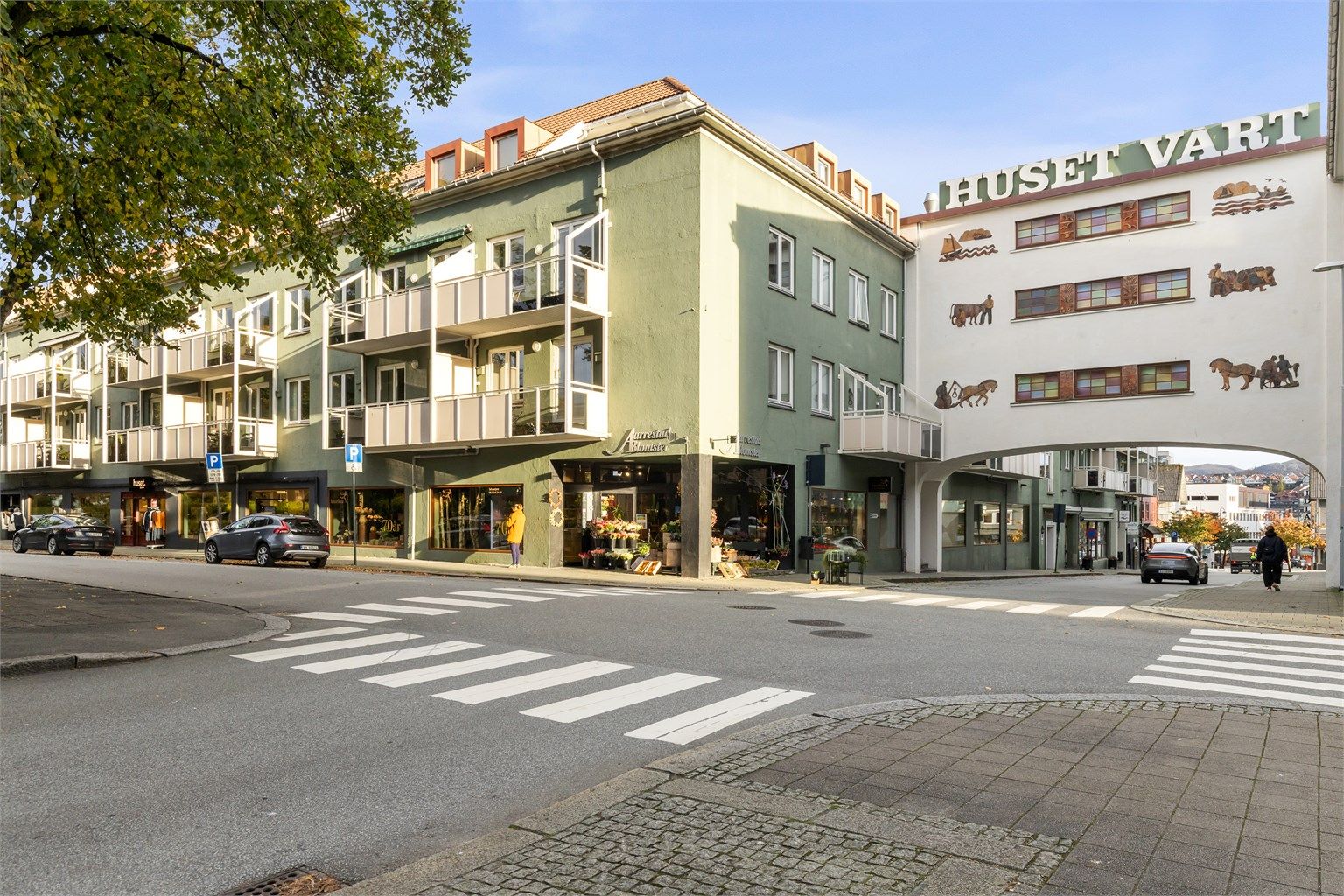 Huset Vårt rommer butikker, kafé og servicetilbud like utenfor inngangsdøren.