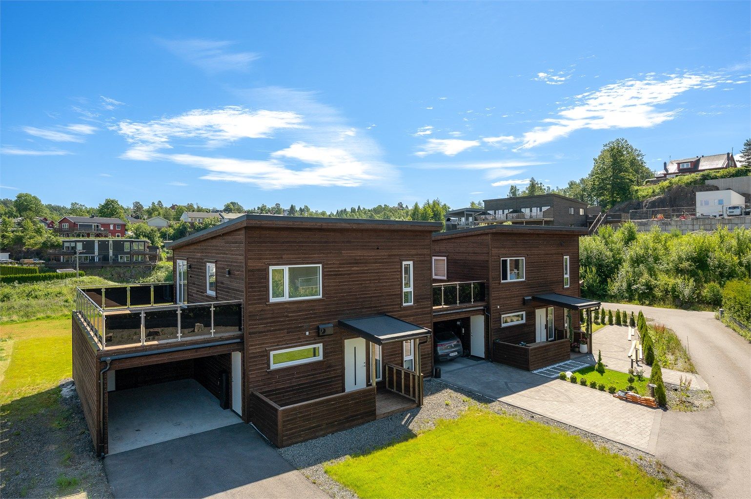 Boligen går over 2 etasjer, har solrik hage, carport og stor terrasse 