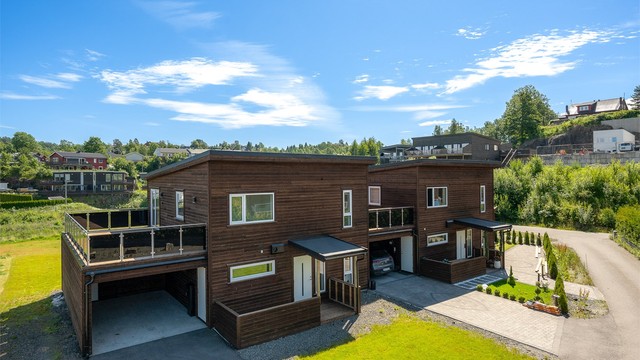 Boligen går over 2 etasjer, har solrik hage, carport og stor terrasse