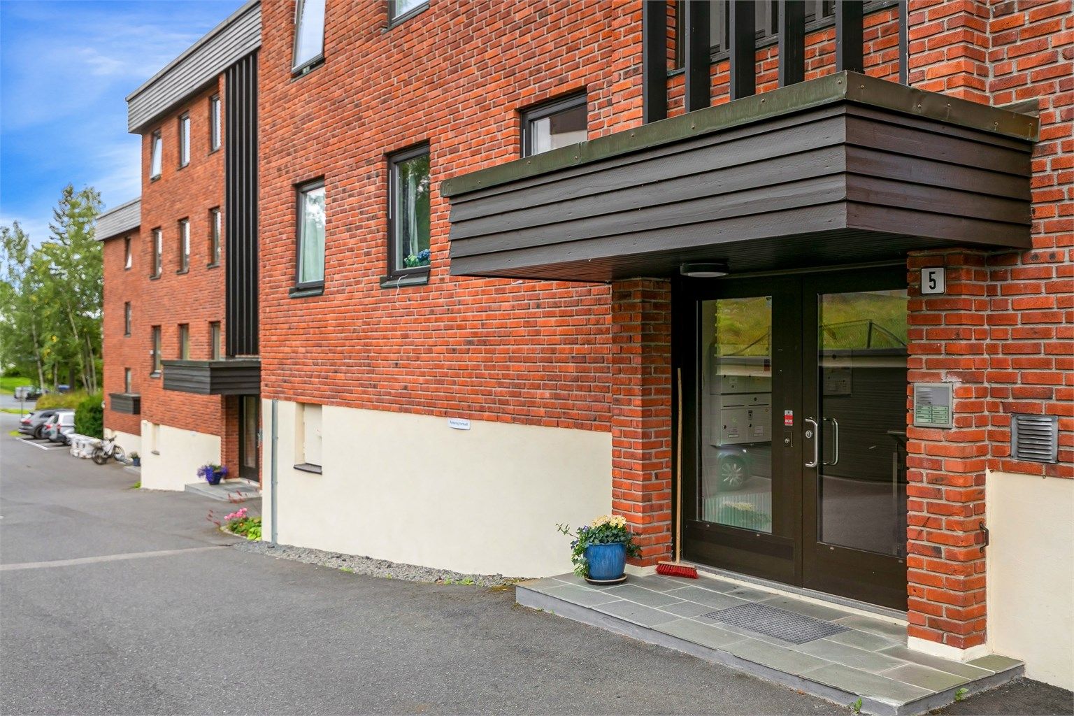 Rolig og barnevennlig boligområde, men samtidig sentralt til det meste av ønskelige fasiliteter. Området er populært og kjent for sitt hyggelig bomiljø med lett tilgang inn til Oslo sentrum