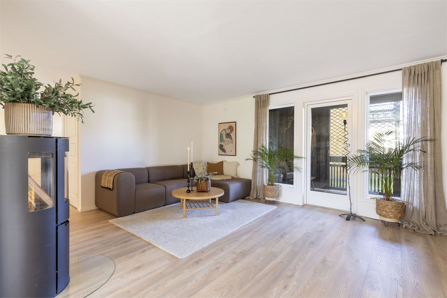 Leiligheten har en god standard med hovedsakelig gulvflater belagt med laminat. Vegger og tak med nylig malte og slette flater.