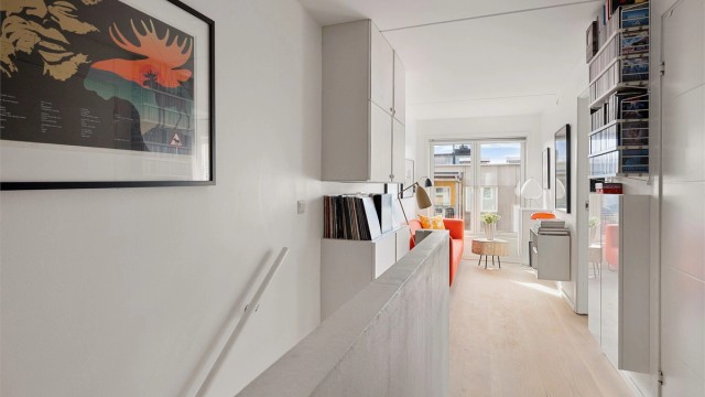Plass til blant annet sofa, bord og tv-benk