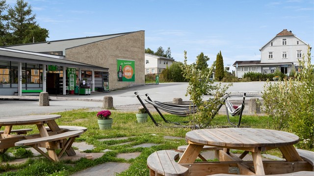 Nærmeste dagligvarehandel er Kiwi Tomter, ca. 9 minutters gange unna.