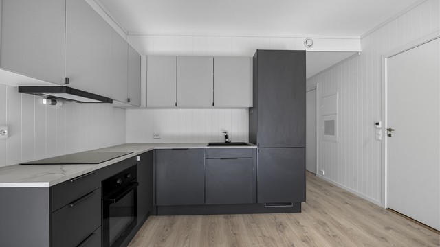 Kjøkkenventilator med kullfilter og komfyrvakt for økt sikkerhet.