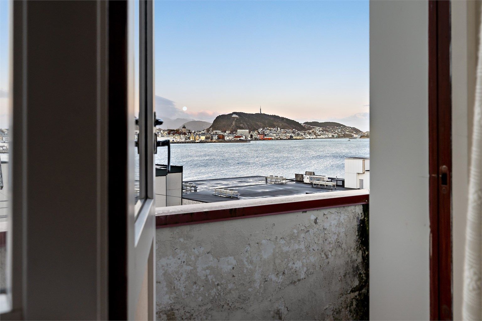 Fra stuen er det utgang til en liten luftebalkong