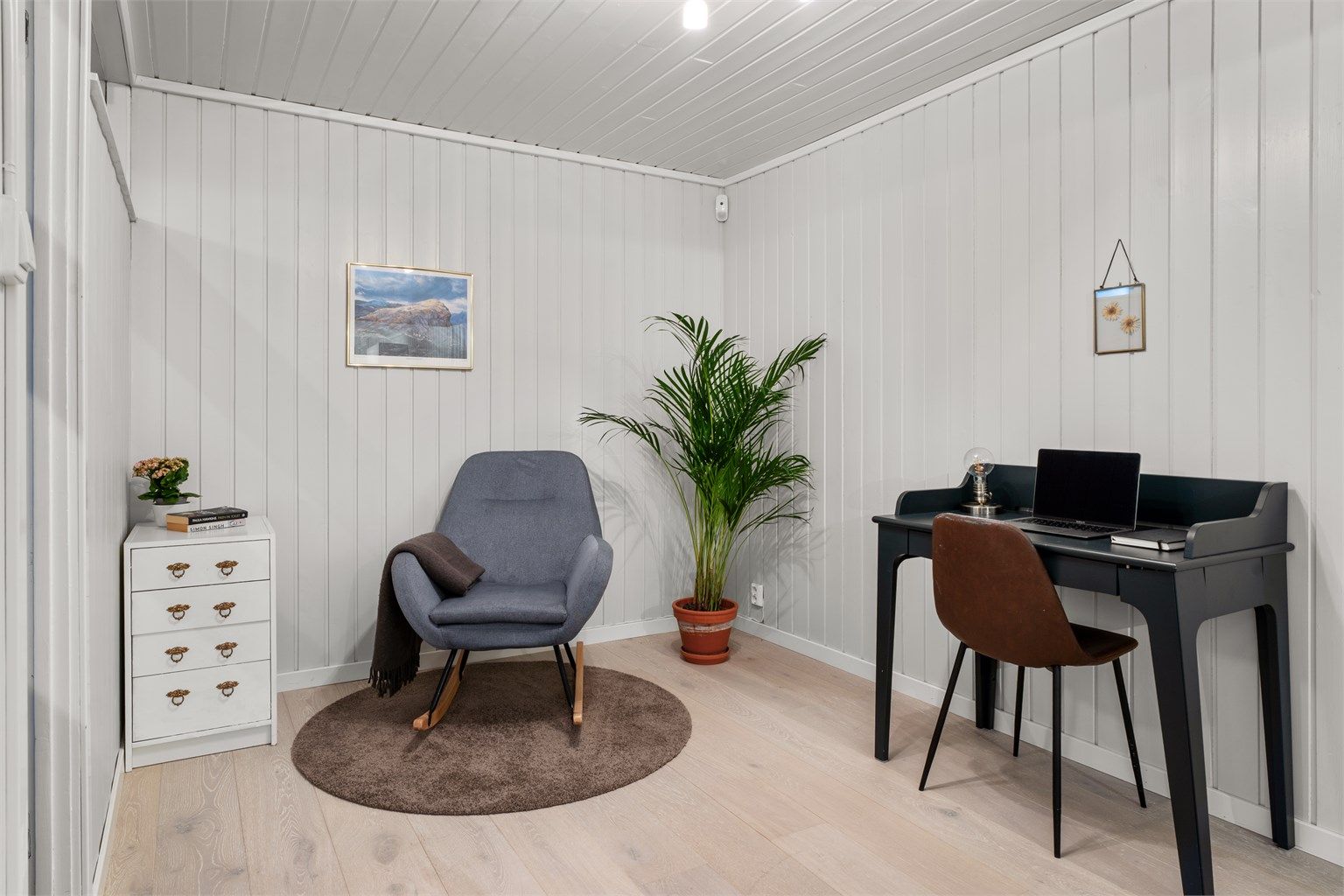 Deler av kjellerstuen blir i dag brukt som kontor/hobbyrom og lesekrok.