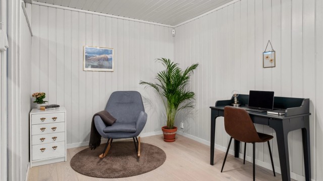 Deler av kjellerstuen blir i dag brukt som kontor/hobbyrom og lesekrok.