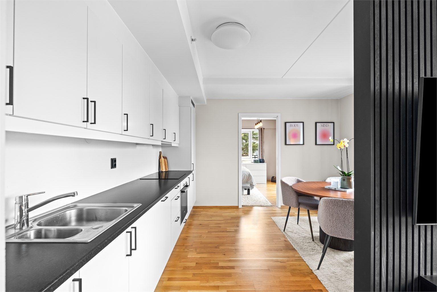 Kjøkkeninnredningen har glatte fronter og benkeplate i laminat. Automatisk vannstopper med fuktsensor er installert.