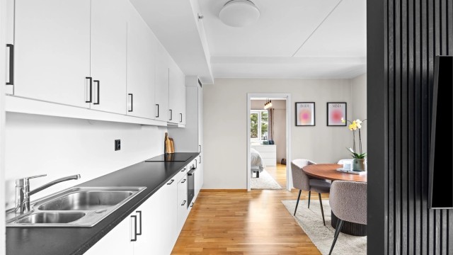 Kjøkkeninnredningen har glatte fronter og benkeplate i laminat. Automatisk vannstopper med fuktsensor er installert.