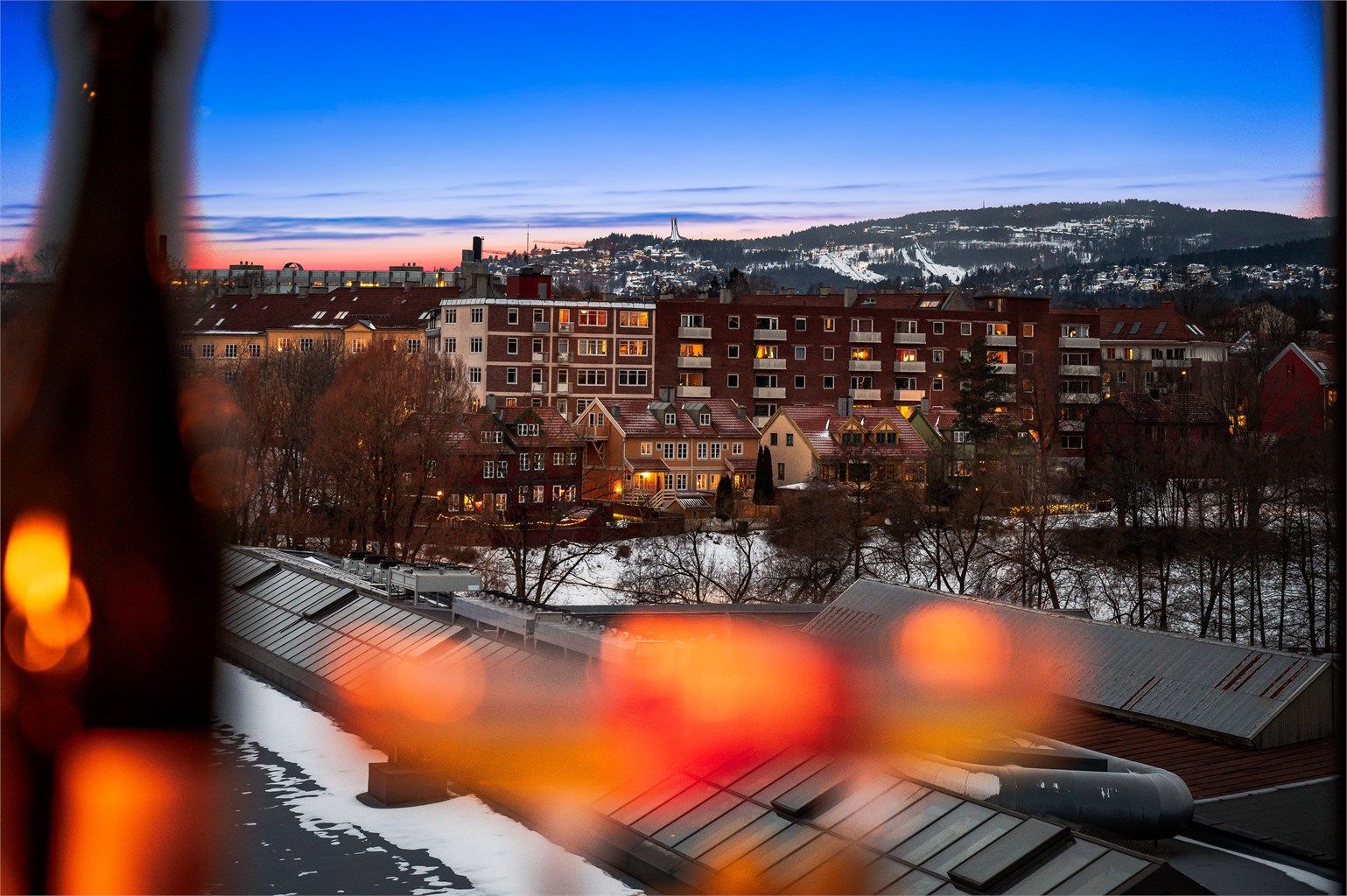 Fra balkongen har du en fantastisk, vidstrakt utsikt helt opp til Holmenkollen. 