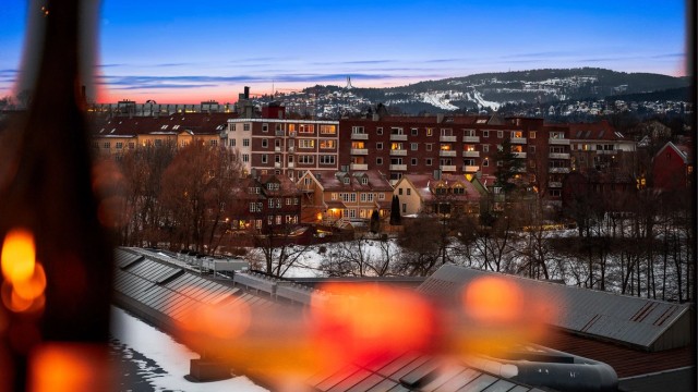 Fra balkongen har du en fantastisk, vidstrakt utsikt helt opp til Holmenkollen.