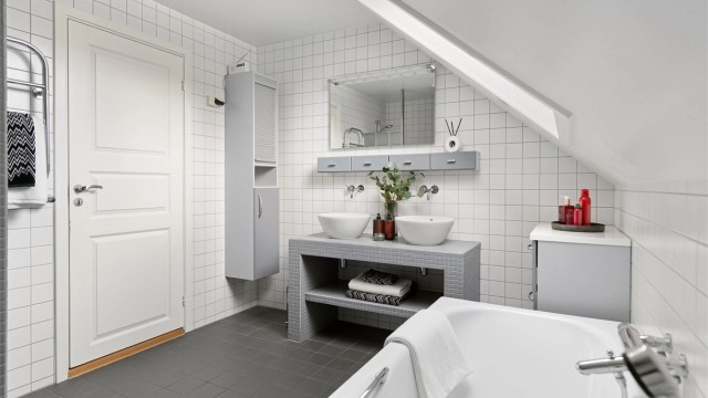Stort bad i andre etasje med badekar og dobbel servant.