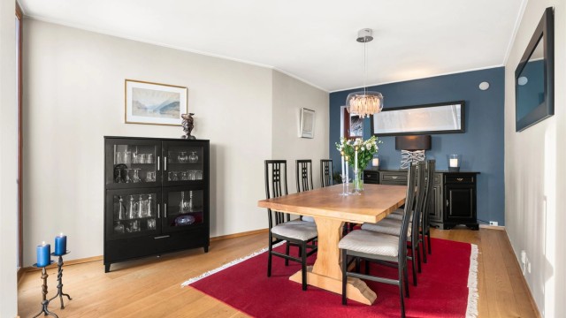 I tilknytning til stuen er det en egen sone med god plass til en stor spisegruppe.