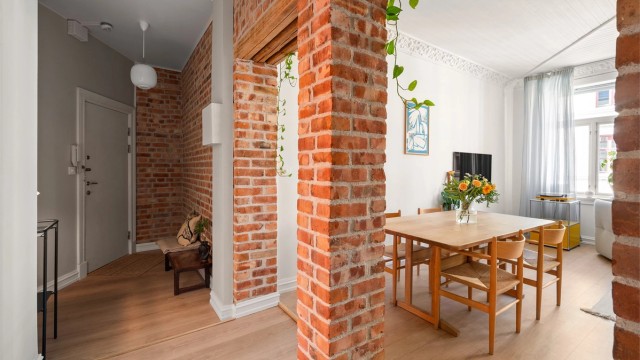 En åpen passasje er etablert mellom gangen og stuen, noe som gir en moderne romflyt.