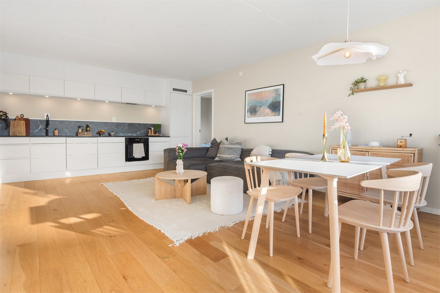 Kjøkken i åpen løsning til stuen med lekker ny kjøkkeninnredning fra 2022.