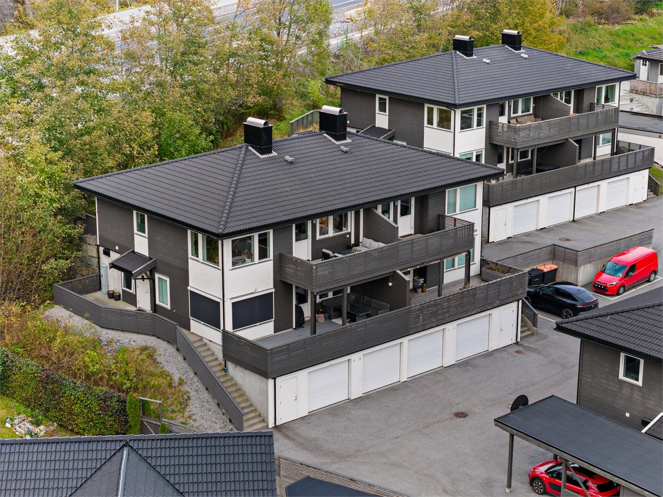 Bygningen har valmtak belagt med takstein og liggende trekledning på fasadene.