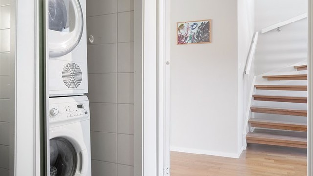 Badet i 1. etasje har opplegg for vaskemaskin og tørketrommel.