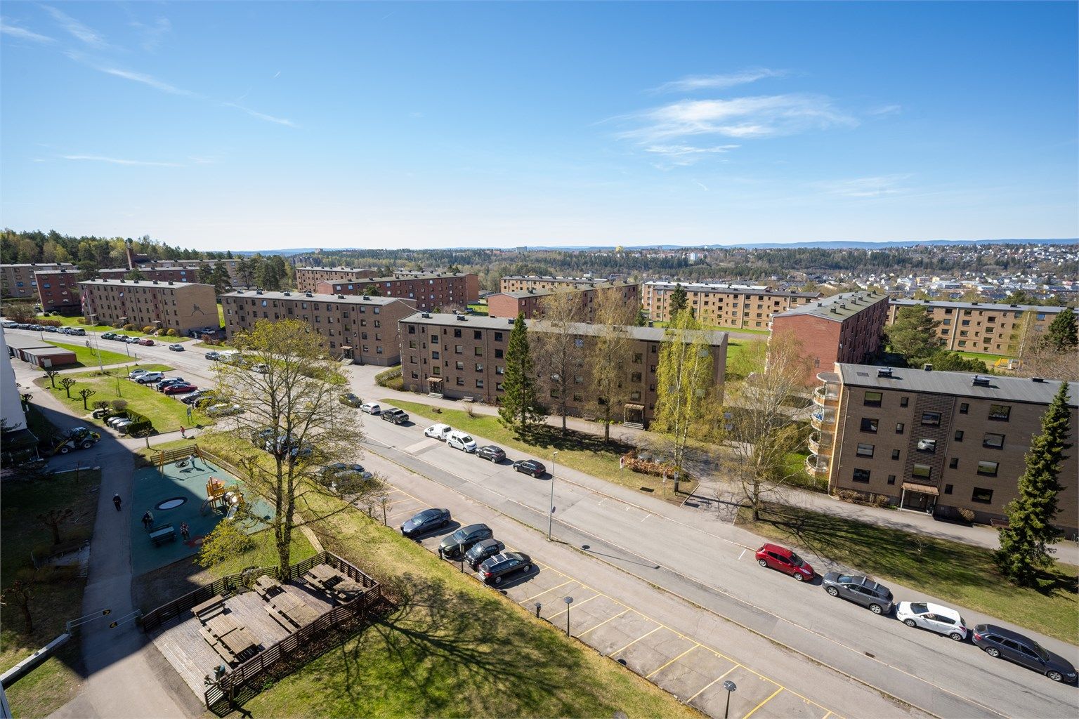 Borettslaget har pent opparbeidede fellesområder med blant annet lekeplass for de minste samt flere sittegrupper.