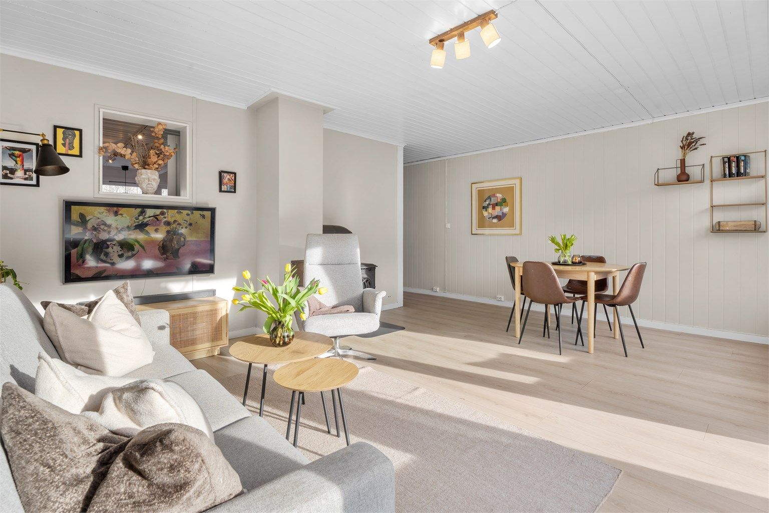 Det er god plass til å innrede med spisebord i stuen, slik at du kan invitere venner og familie på middag.