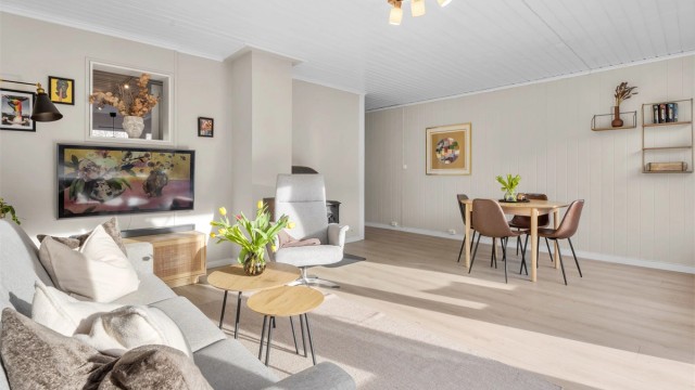 Det er god plass til å innrede med spisebord i stuen, slik at du kan invitere venner og familie på middag.
