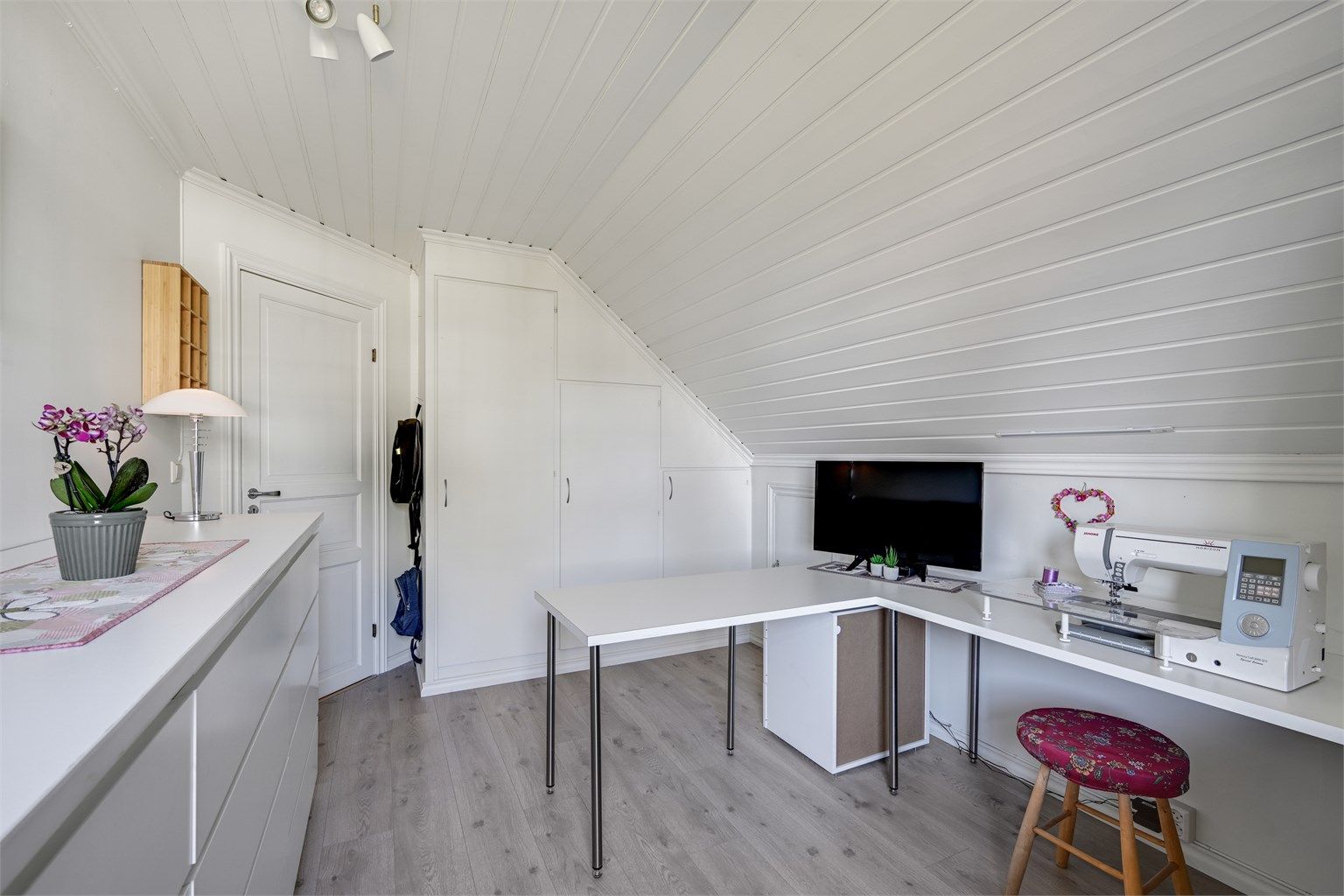 Rommet er lyst og har god plass til både seng og arbeidsområde.