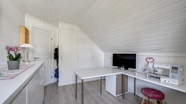 Rommet er lyst og har god plass til både seng og arbeidsområde.