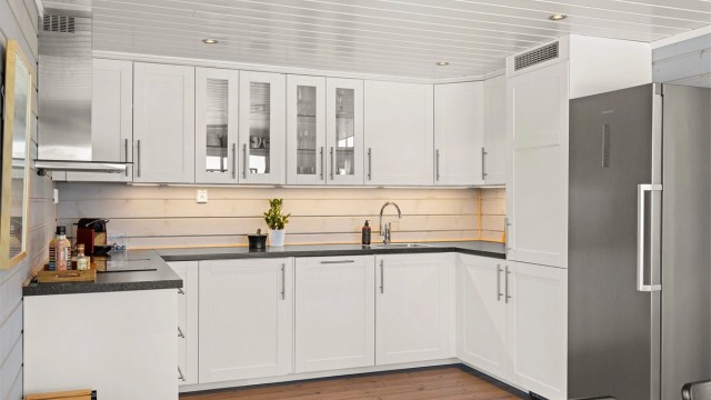Kjøkkenet fra Ikea har godt med skap-og skuffeplass.