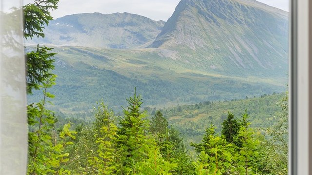 Utsikt mot majestetiske fjelltopper rett fra hytta
