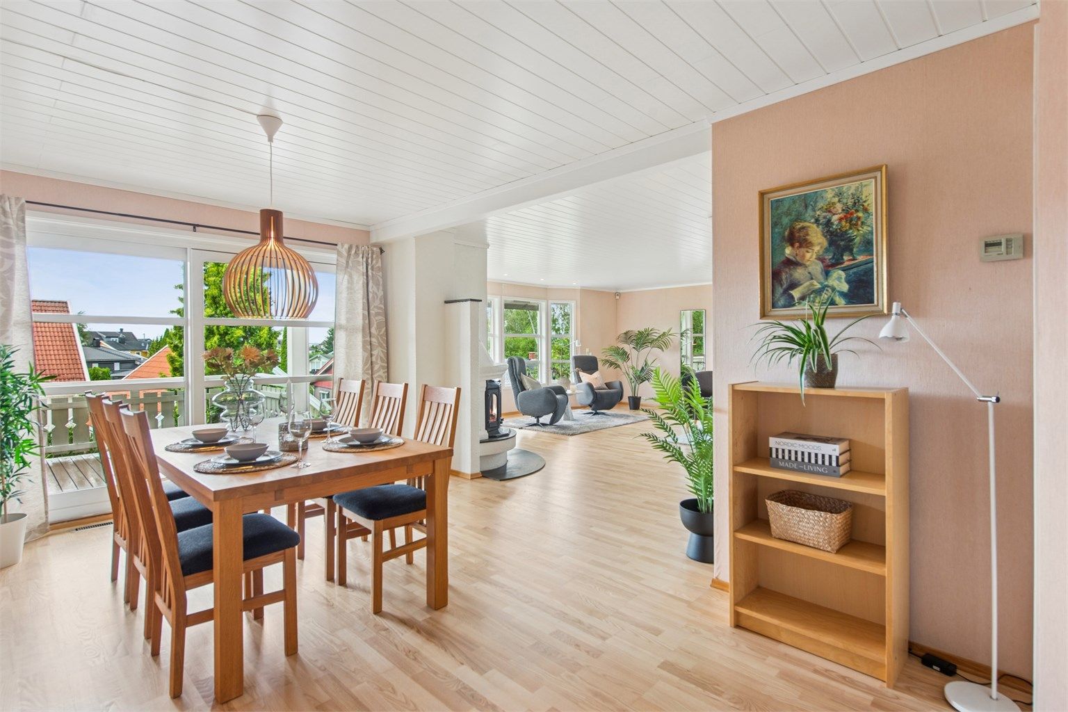 Stue med gode lysforhold og plass til flere møbleringssoner.