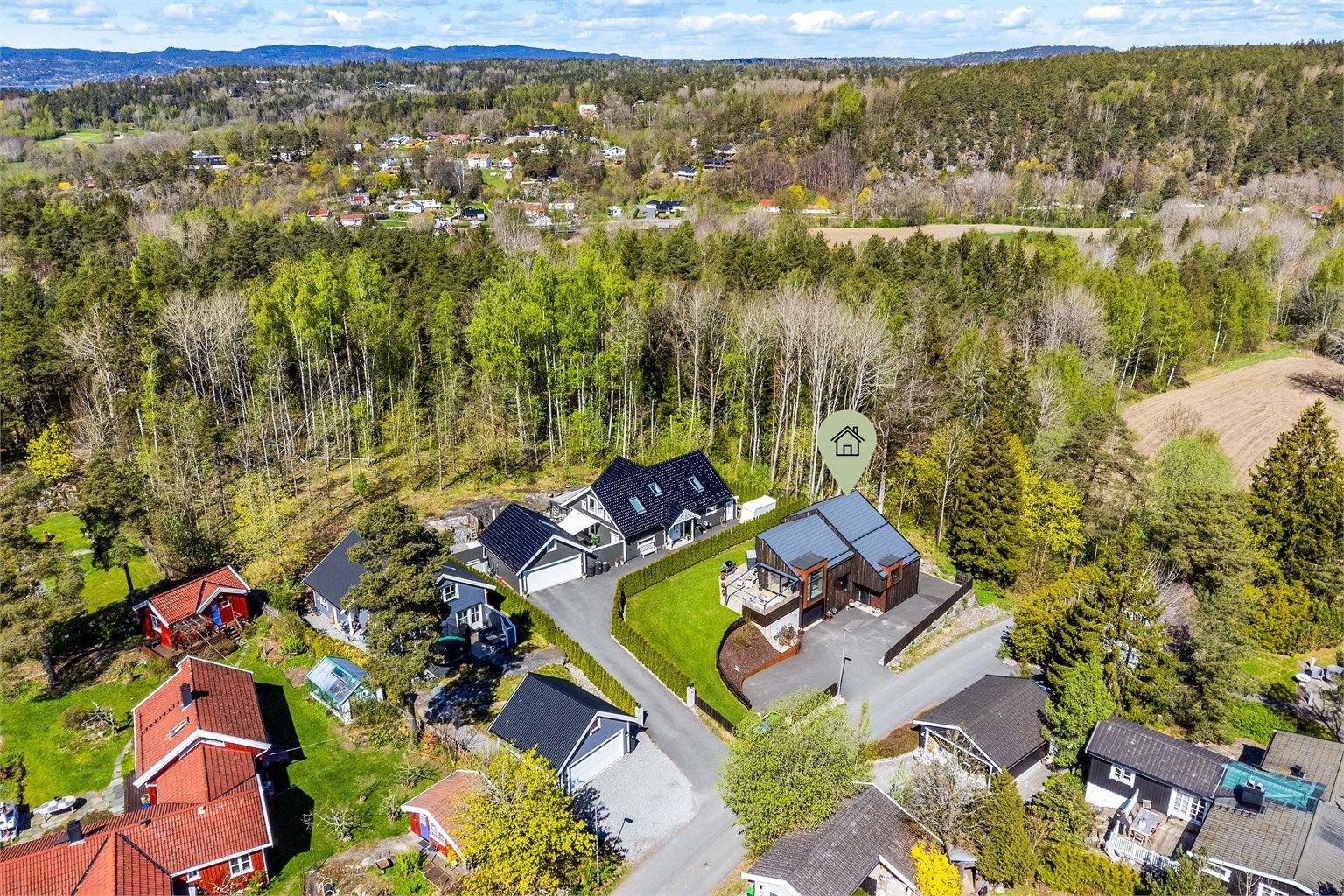 Boligen ble oppført i 2020 og er tegnet for nettopp denne tomten, med egenartet arkitektur som skiller seg positivt ut i mengden.
Fotograf; Børge Oppegård.